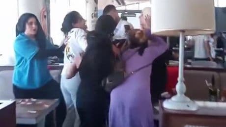 Kadınların kavgasında bardaklar havada uçuştu