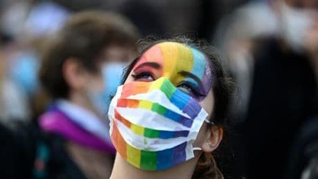 Une jeune femme sur cinq ne se considère pas hétérosexuelle, selon une étude de l’INED