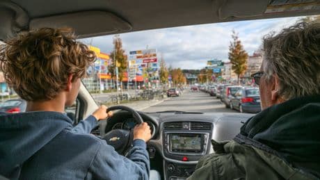 Autofahrer machen sich strafbar: Wenn Fahrstunden mit Papa zum Risiko werden