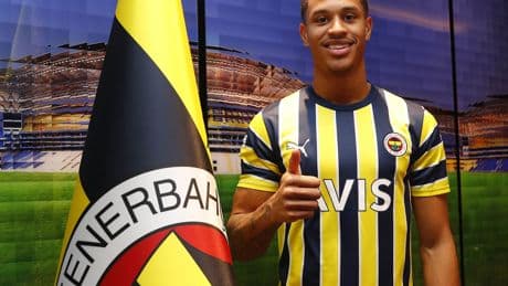 Fenerbahçe'de Jayden Oosterwolde'nin sözleşmesi 2028'e kadar uzatıldı