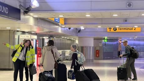 El aeropuerto londinense de Heathrow reabre tras evacuar una de sus terminales por la presencia de “material peligroso”