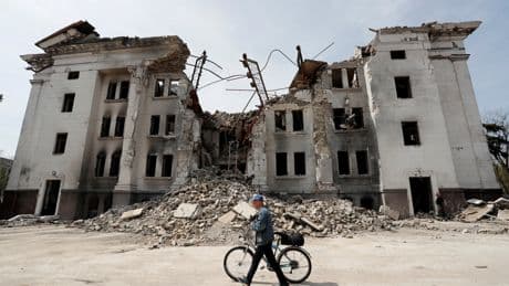 El responsable de los bombardeos rusos en Mariupol muere en un atentado suicida frente a su portal