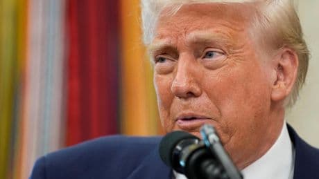 Trump da un paso más en su polémico programa de deportaciones masivas y planea enviar inmigrantes a Libia