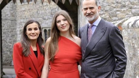 La Infanta Sofía se gradúa del Bachillerato Internacional en Gales acompañada por los Reyes Felipe y Letizia
