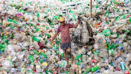 Pollution plastique : réduire ou recycler ? À Genève, les États sous pression pour aboutir à un traité