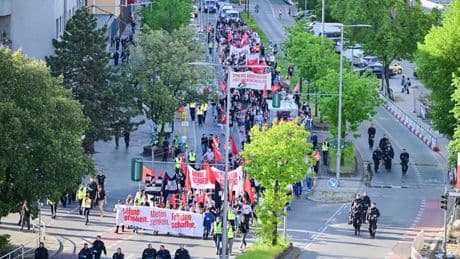 Vor dem 1. Mai: Demo für höhere Löhne zieht friedlich durch den Wedding