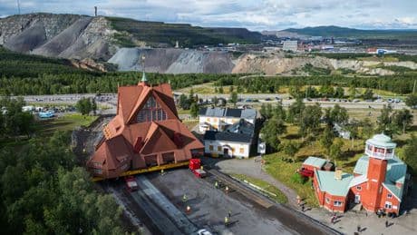 Suède : la célèbre église en bois rouge de Kiruna se rapproche de son nouvel emplacement
