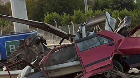 Bariyerlere çarpan otomobilin sürücüsü öldü