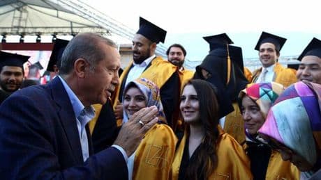 Manipulation bei Abschlüssen: Ein Doktortitel per WhatsApp-Bestellung: Gefälschte Diplome erschüttern Türkei