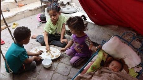 En direct, guerre à Gaza : dans une enclave toujours bombardée, une centaine de camions d’aide humanitaire sont entrés jeudi, selon Israël
