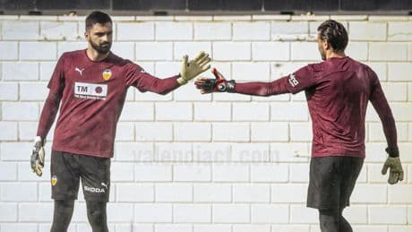 Dimitrievski, pie y medio fuera del Valencia: este puede ser su próximo destino