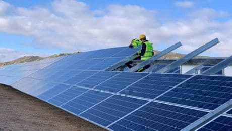 Un agricultor revela cuánto gana al alquilar sus tierras para instalar placas solares: "Antes ganaba 100 euros por hectárea y ahora 1.900"