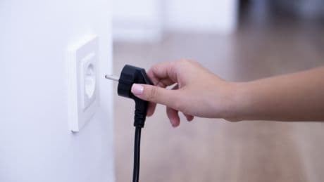 Kann schaden: Bei 3 Elektrogeräten sollte man nicht einfach den Stecker ziehen