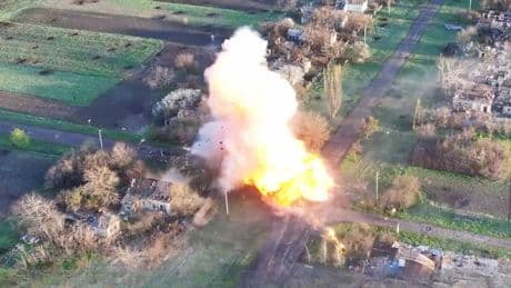 Schützenpanzer stürmen Dorf - Russen-Angriff endet in Totalverlust