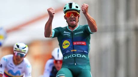 Pedersen wint met overmacht vijftiende etappe Vuelta na dag in de vlucht