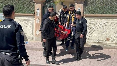 Eşini bıçaklayıp, intihara kalkıştı; ikisi de ağır yaralandı