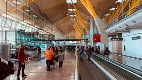 El aeropuerto de Barajas se ha convertido en el "hogar" de 500 personas. Si quiere solucionarlo tiene un ejemplo cercano: El Prat