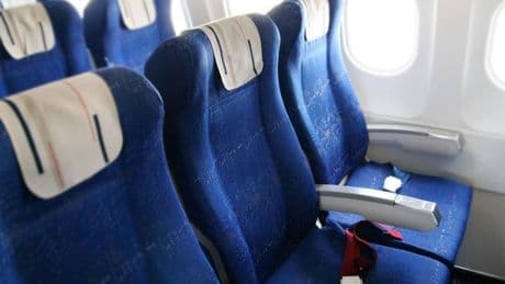 Una aerolínea olvida a dos mujeres ciegas en tierra y después fleta un avión solo para ellas