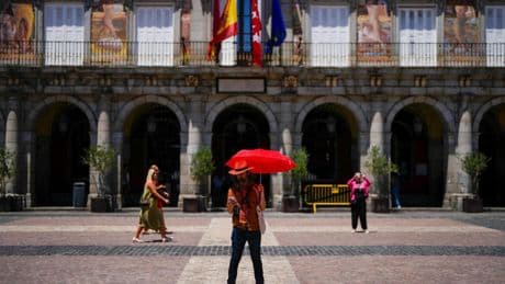 Arranca la primera ola de calor del verano: 18 provincias en aviso, hasta 43 °C y un ‘domo’ que hará de España una caldera