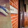 Familievriend (78) veroordeeld voor jarenlang seksueel misbruik van meisje (6): “Ik ben misschien te goed geweest”