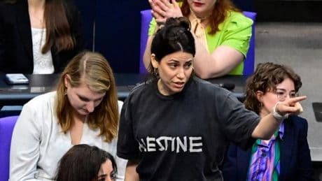 Klöckner wirft Linke-Politikerin wegen Palästina-Shirt aus dem Bundestag
