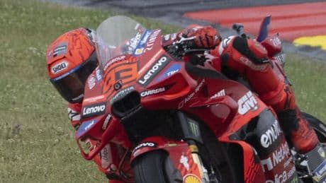 <p>Marc Marquez torna re al Sachsenring! Podio per Bagnaia, caduta per Bezzecchi</p>