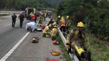 Un autobús con 70 turistas vuelca en la C-32 de Barcelona: hay decenas de heridos