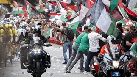 Las protestas propalestina alteran una etapa de la Vuelta: adelantan tres kilómetros la meta por razones de seguridad