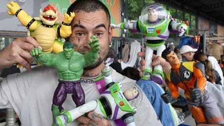 Koopjesjagers zoeken tussen rommel naar verborgen schatten op vlooienmarkt: ’Mensen willen altijd afdingen’