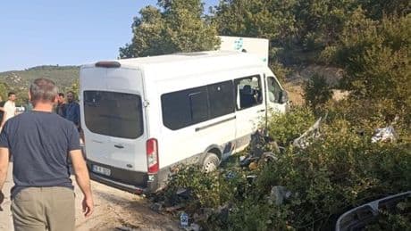 Yolcu minibüsü ile otomobil çarpıştı: 11 yaralı