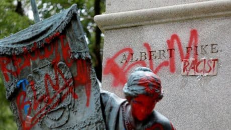 Trump ordina il ripristino della statua di un generale confederato a Washington