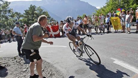 Carlos Sastre y la caja de cartón