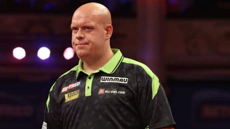 Michael van Gerwen verliest zinderende partij op prestigieus World Matchplay en ligt er al in tweede ronde uit