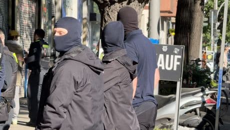 Razzia in Neukölln - Tödlicher Stoß im Treppenhaus! Täter in U-Haft