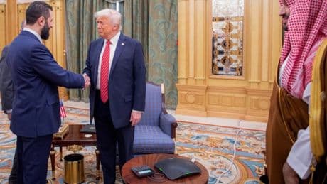 "Réunion historique": l'image de la poignée de main entre Donald Trump et le président syrien
