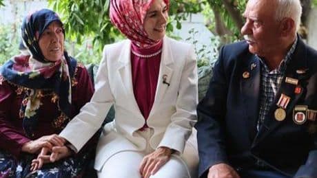 Bakan Göktaş'tan 48 yıllık evli çifte ziyaret