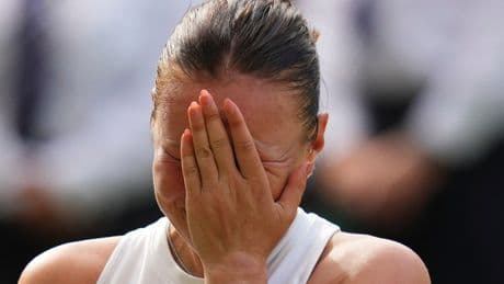 Amanda Anisimova thanks her mom through tears after 6-0, 6-0 loss to Iga Swiatek in Wimbledon final