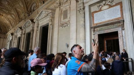 El párroco de la Basílica de San Pedro: "Hemos prohibido hacer fotos, había gente que se hacía selfies con los restos del papa"