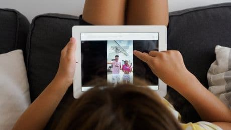 Los menores pasan 11 horas más enganchados a las pantallas cada semana que hace tres años