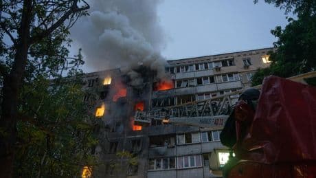 Échange de frappes de drones entre l'Ukraine et la Russie, au moins deux morts à Kiev