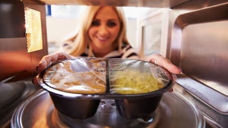 Generazione piatti pronti: dalla lasagna in vaschetta ai noodles istantanei, ecco cosa mangiamo davvero