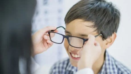 Nueva ayuda de 100 euros para gafas y lentillas: quién puede solicitarla, fechas, cuantías y requisitos