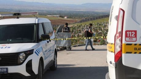 Husumetli akrabalar arasında tabanca ve bıçaklı kavga: Ölü ve yaralılar var