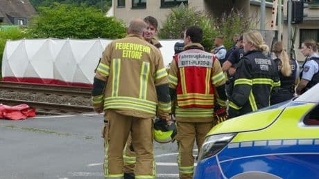 S-Bahn-Unglück bei Bonn: Zwei Personen an Bahnübergang von Zug erfasst