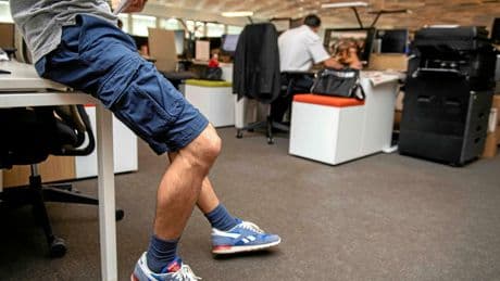 A-t-on vraiment le droit de venir au bureau en short ?