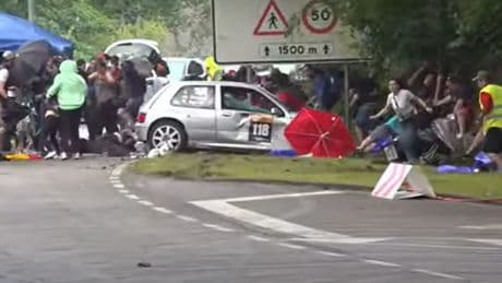 Una salida de pista de un coche en el Rally Festival Hoznayo en Cantabria deja varios heridos