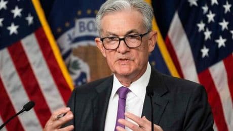 Usa, la Fed tiene invarati i tassi e taglia il Pil. Ira di Trump: «Powell stupido e politicizzato»