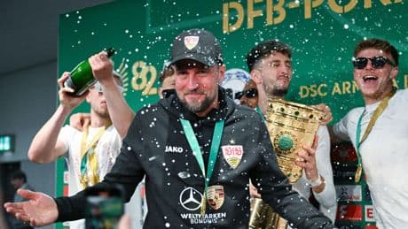 Stuttgarter Pokalsieg: Sektdusche für Hoeneß – VfB-Spieler stürmen Pressekonferenz
