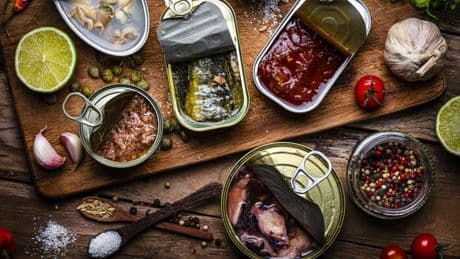 ¿Son más saludables las conservas en lata o en frascos de vidrio?