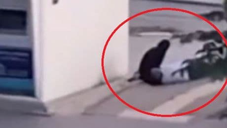 Silahlı çatışmanın ortasında kaldı: Kucağında çocuğu varken can verdi